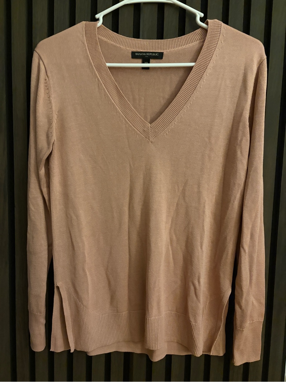 Banana Republic V-Neck Knit Sweater Blush Pink XS Side Slits Soft Lightweight